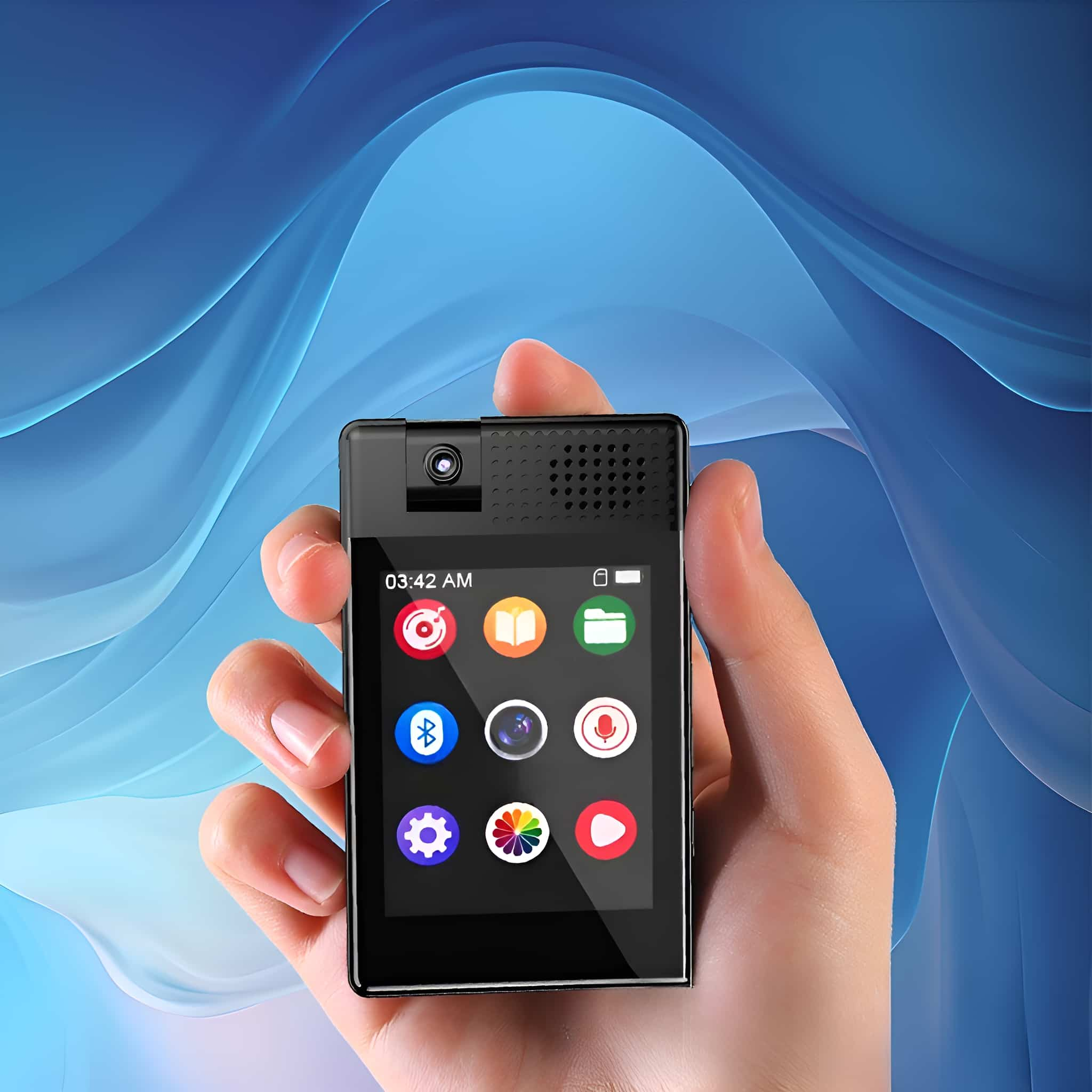 Hand, die ein schwarzes Telefon mit Symbolen auf dem Bildschirm hält. Blauer Hintergrund.