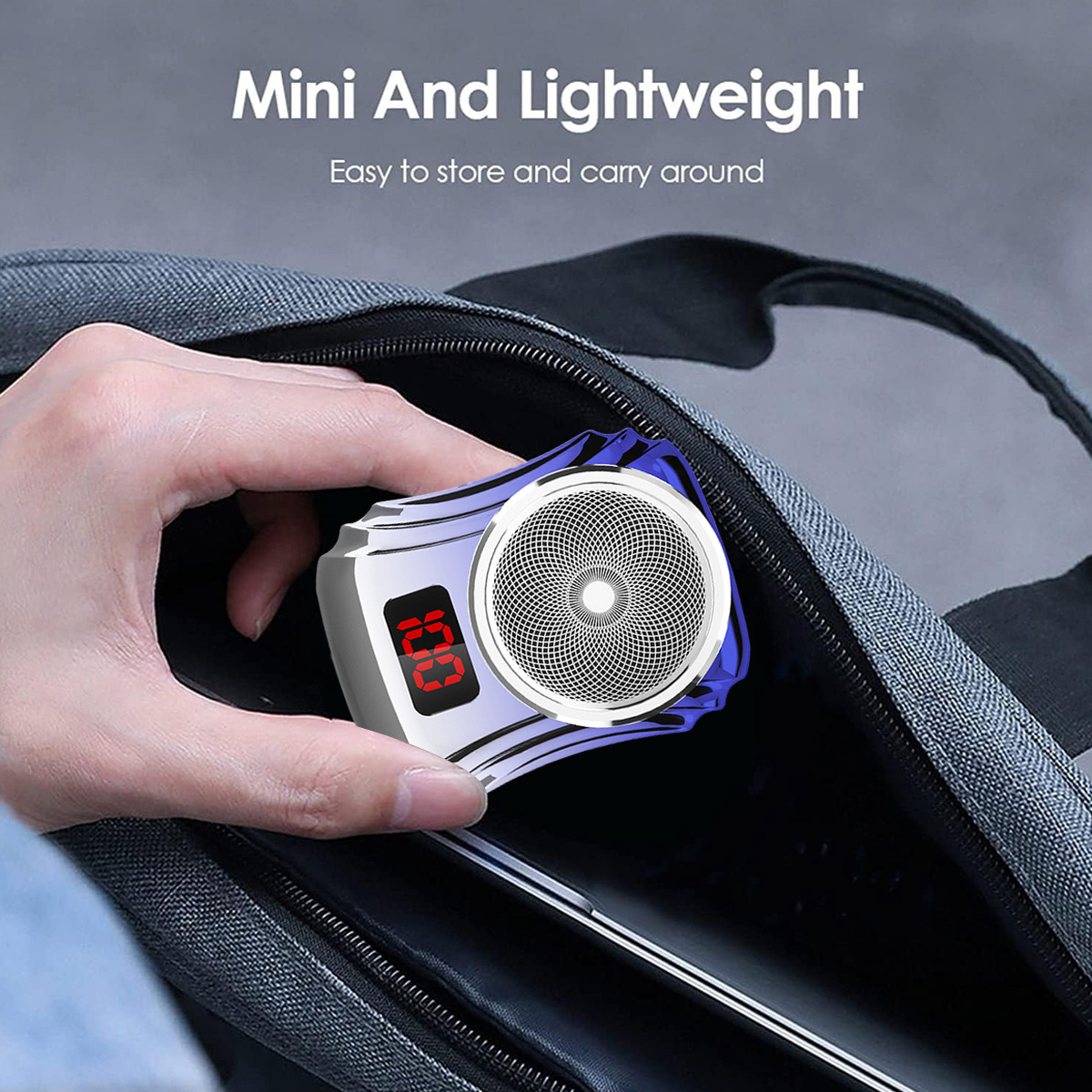 Die Hand einer Person, die einen Mini-Elektro-Rasierer in einer grauen Tasche hält.
