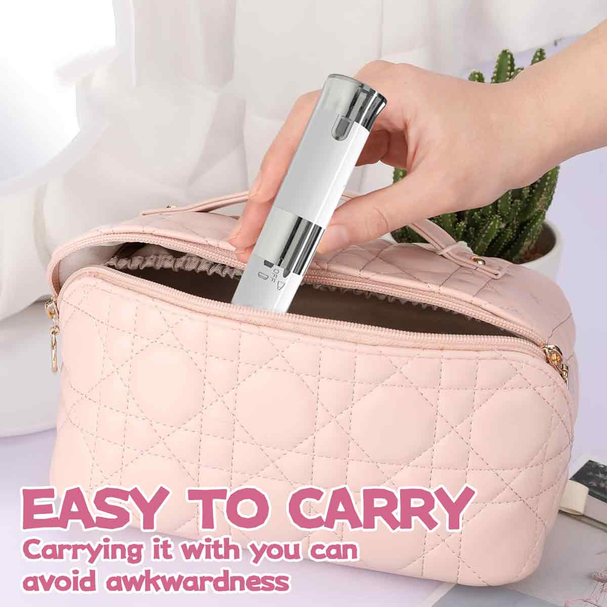 Eine Hand, die ein weißes Gerät in eine rosa gesteppte Kosmetiktasche legt. Text: 'Easy to carry'.