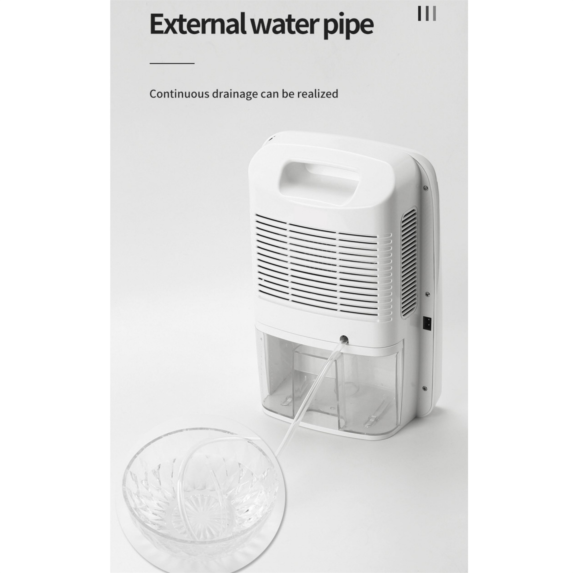 Weißer Luftentfeuchter mit transparentem Wassertank, ein Schlauch ist mit einer Schüssel verbunden.