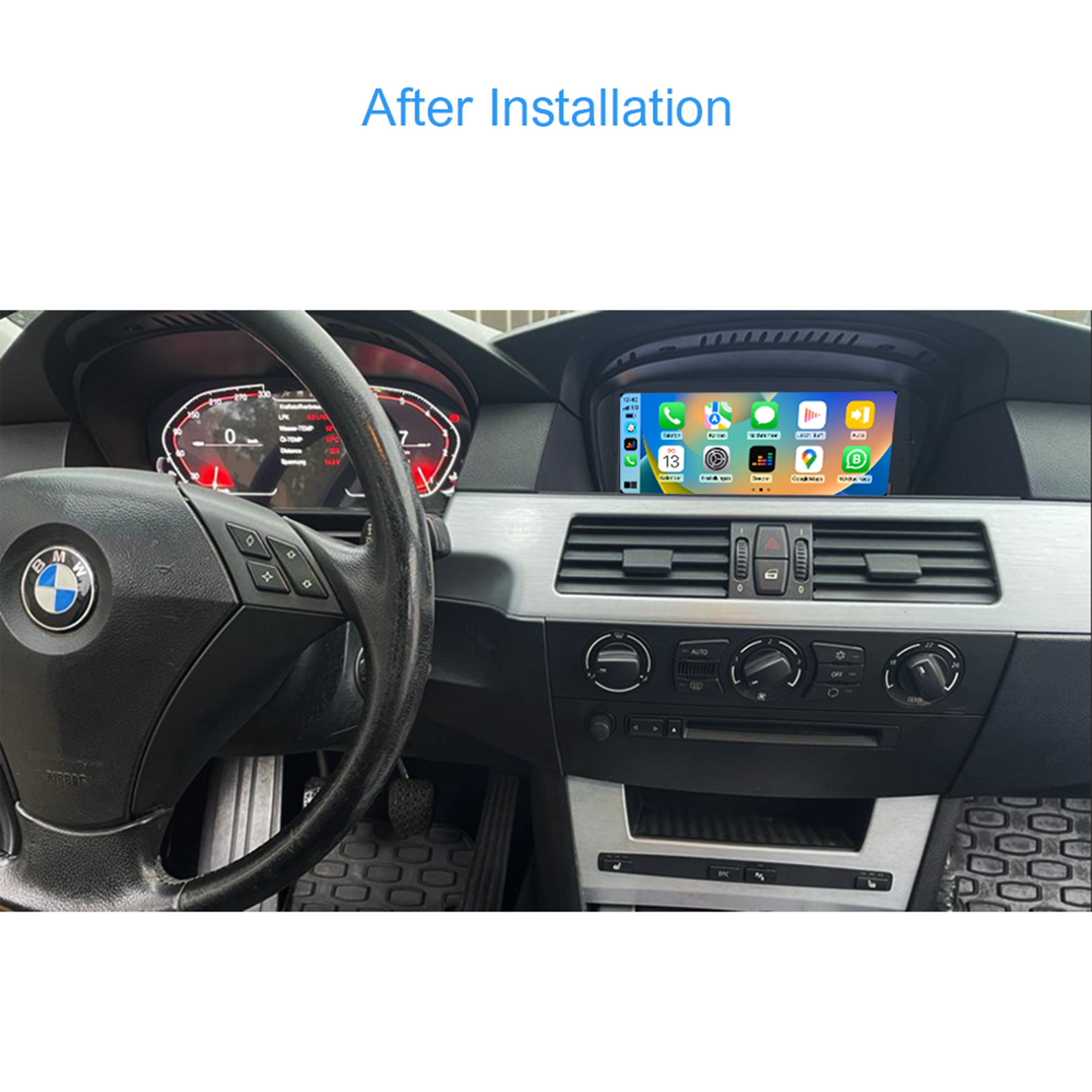 Autoinnenraum mit einem Bildschirm, der Apps anzeigt, und einem Lenkrad. Die Installation scheint abgeschlossen zu sein.