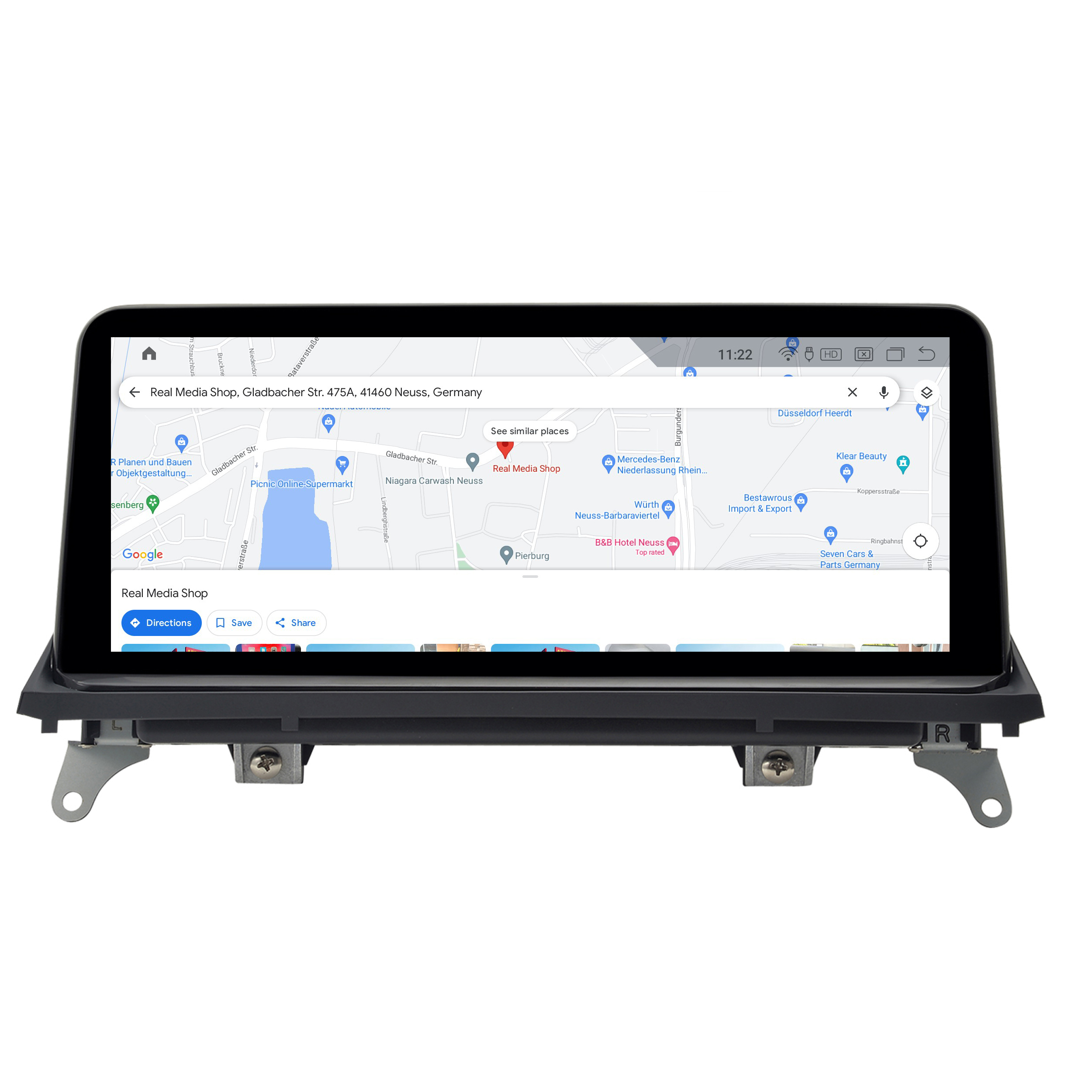 Auto-Multimedia-System, das eine Karte mit Navigation anzeigt. Der Bildschirm zeigt den Standort von Real Media Shop.