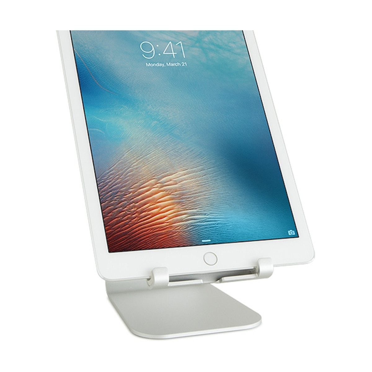 Ein weißes Tablet in einem silbernen Ständer. Der Bildschirm zeigt ein blaues Bild.