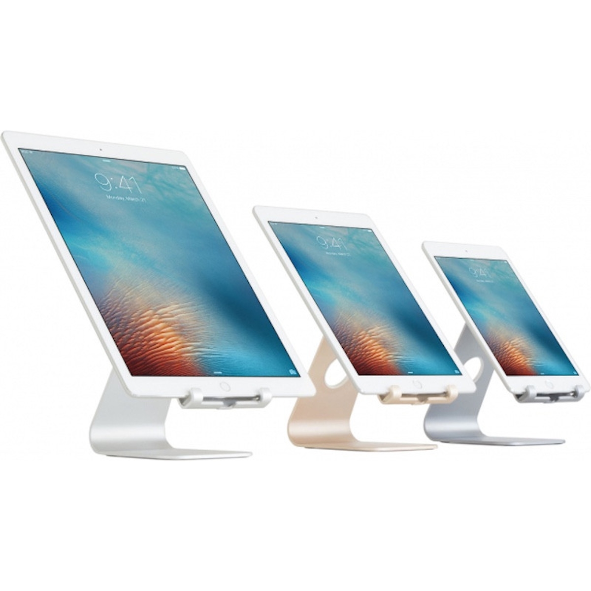 Drei iPad-Tablets in verschiedenen Größen und Farben auf Ständern. Weißer Hintergrund.