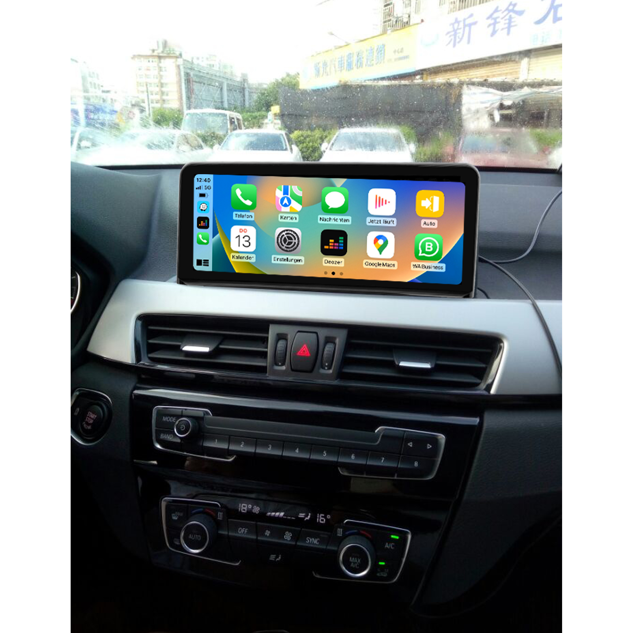Armaturenbrett eines Autos mit einem Bildschirm mit App-Symbolen, Uhrzeit und mehr.