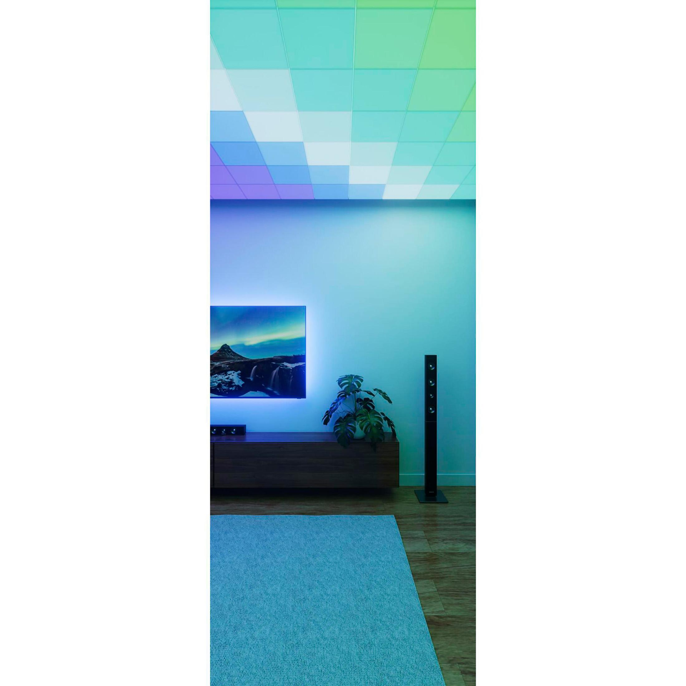 Innenraum mit bunten quadratischen Deckenleuchten, einem Gemälde an der Wand und einem Teppich auf dem Boden. Modernes Design.