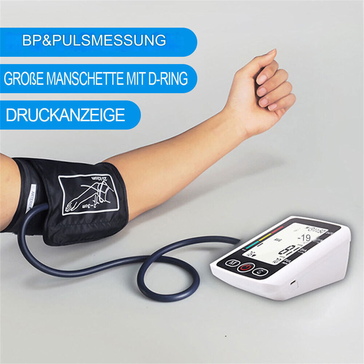 Person misst den Blutdruck mit einem Gerät und einer Manschette.