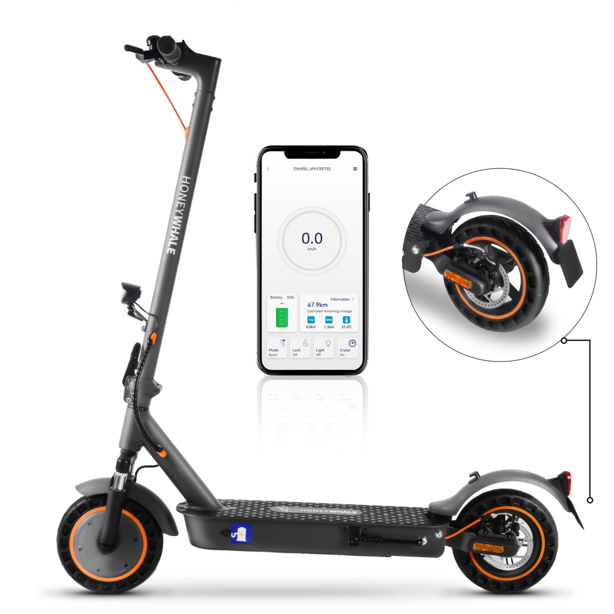 Scooter elettrico grigio con dettagli arancioni, schermo app che mostra la velocità e primo piano della ruota posteriore.