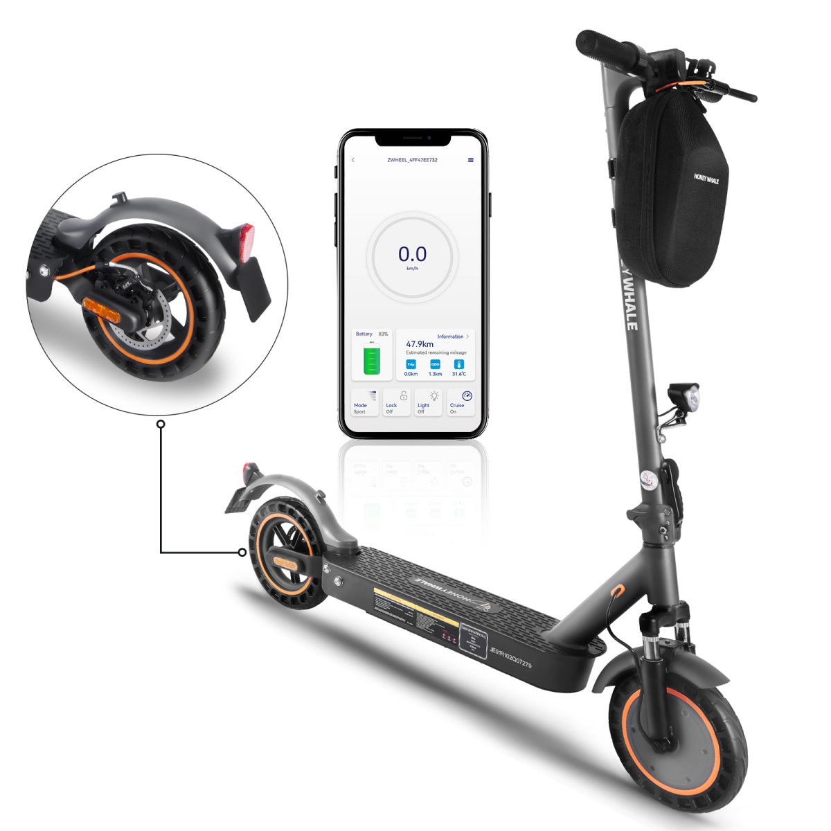 Scooter elettrico con display del telefono, dettagli neri e arancioni. Sfondo bianco.