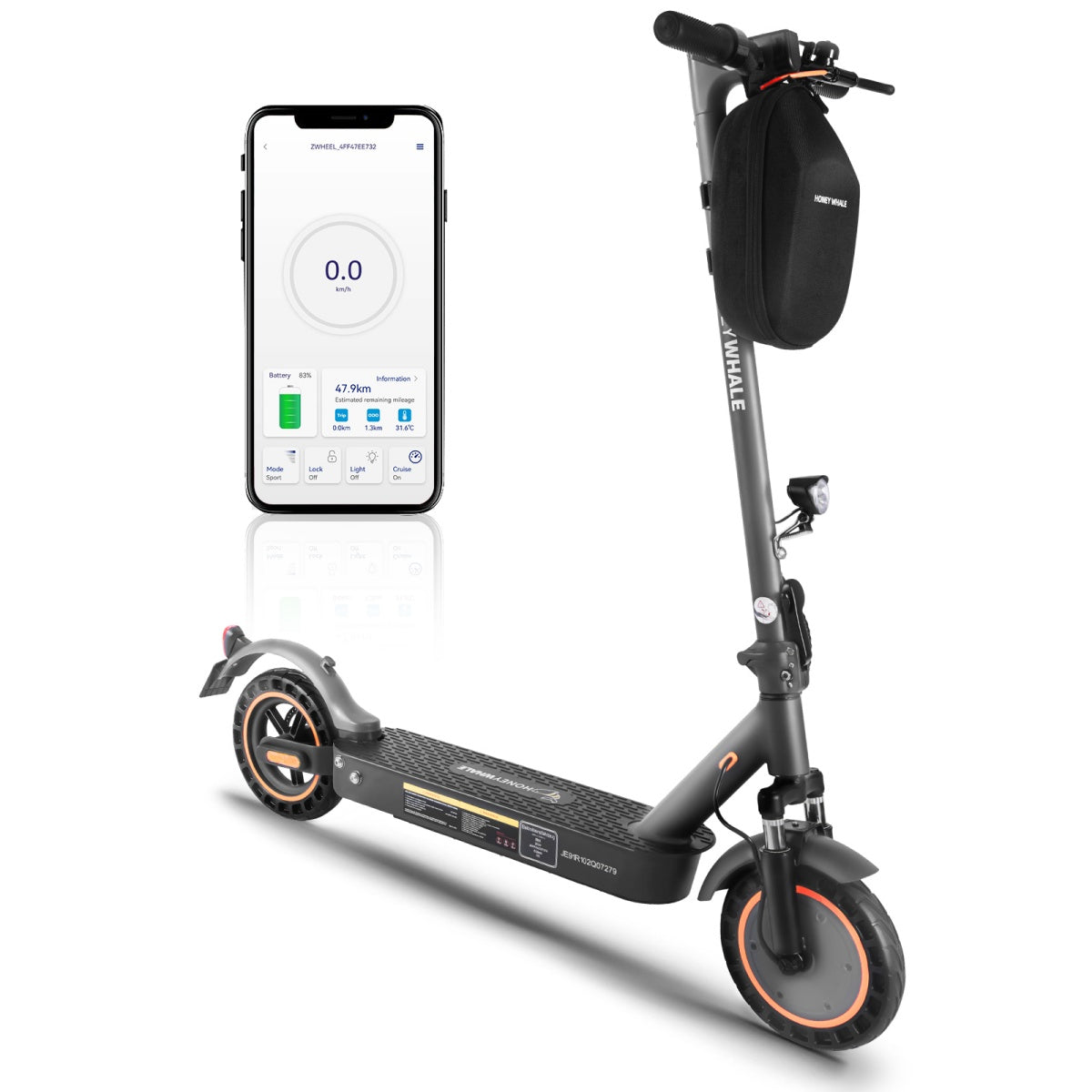 Scooter elettrico grigio con un telefono che mostra velocità e batteria. Borsa nera sul manubrio.