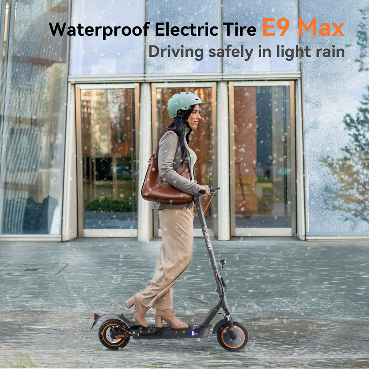 Una donna che guida un monopattino elettrico sotto la pioggia. Il testo dice 'Waterproof Electric Tire'.