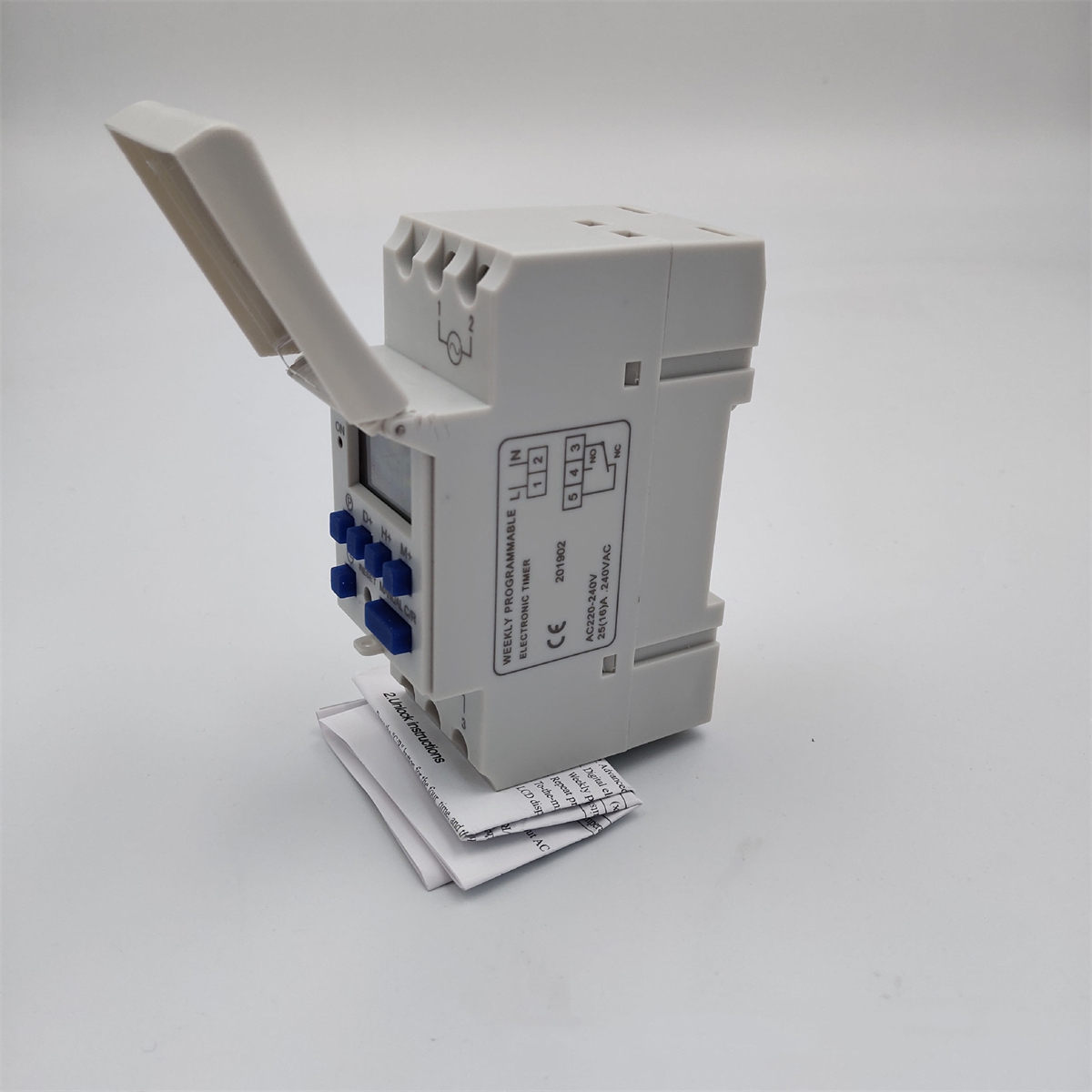 Ein weißer, wöchentlich programmierbarer elektronischer Timer mit mehreren Tasten und Display.