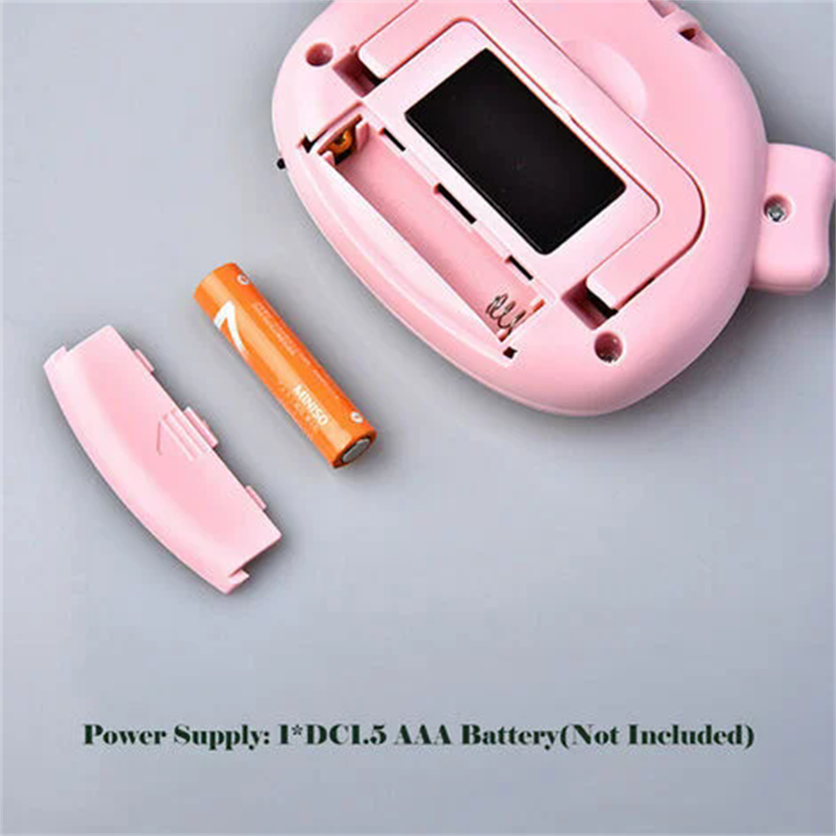Rosa Gerät mit offenem Batteriefach, eine Batterie in der Nähe.