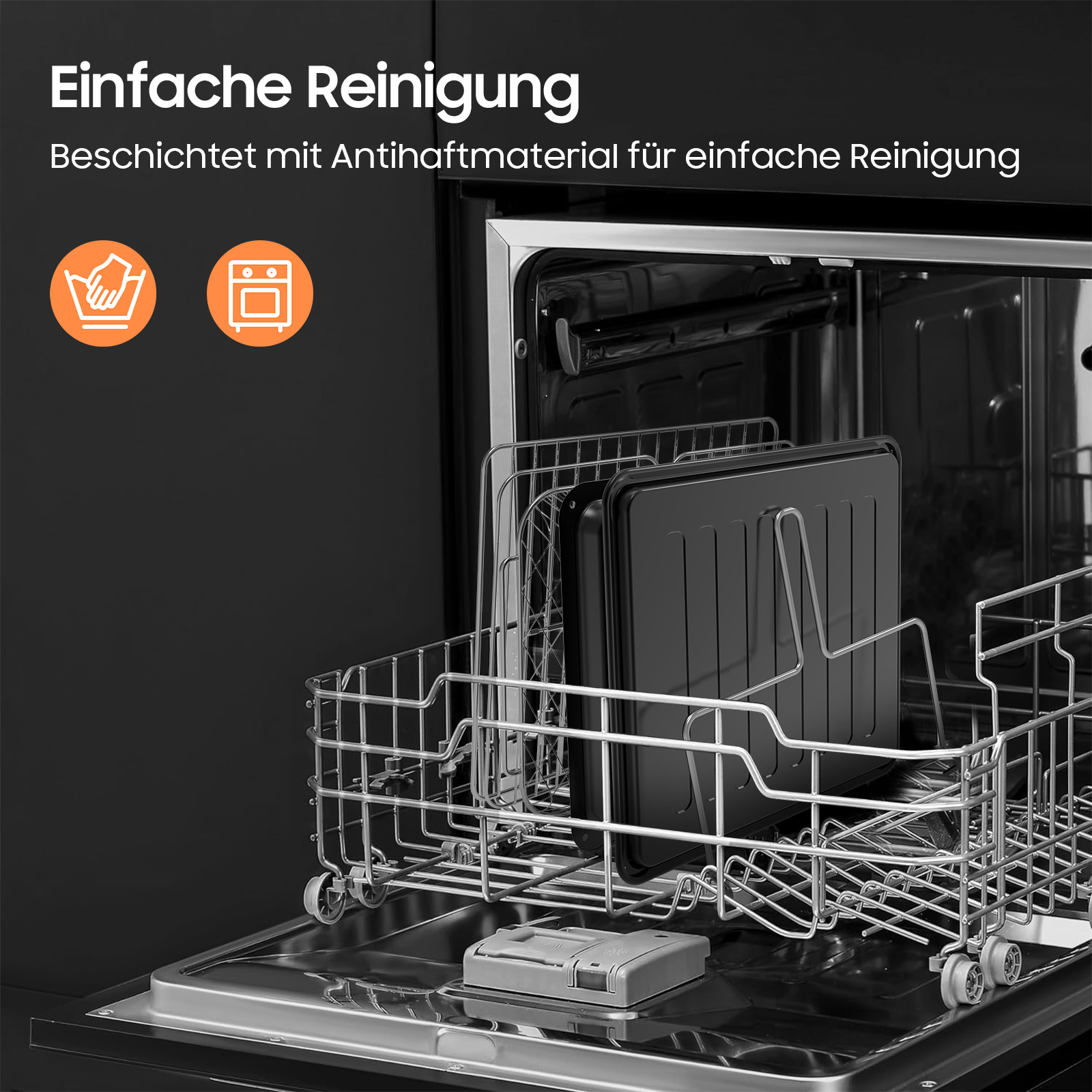 Geöffnete Spülmaschine mit schwarzen Pfannen. Sauberkeitskonzept.