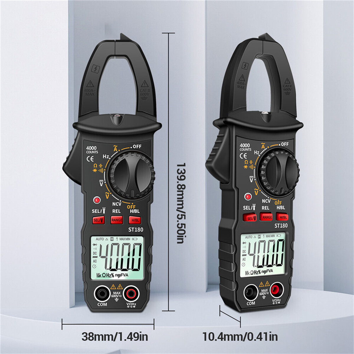 Zwei schwarze Multimeter mit Digitalanzeigen und angezeigten Messungen.