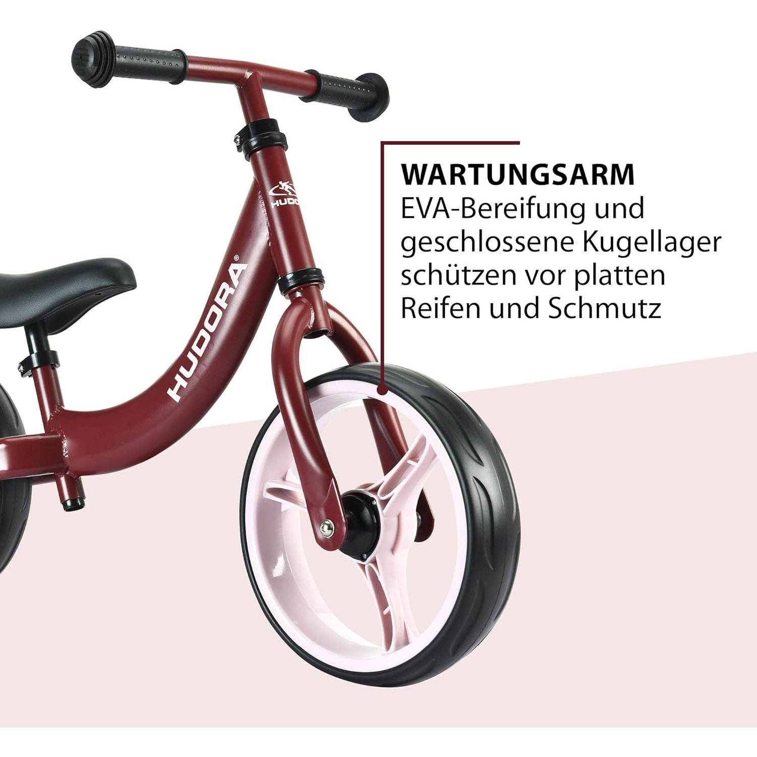 Ein rotes Laufrad mit weißen Rädern und ein Kinderfahrrad auf weißem Hintergrund.