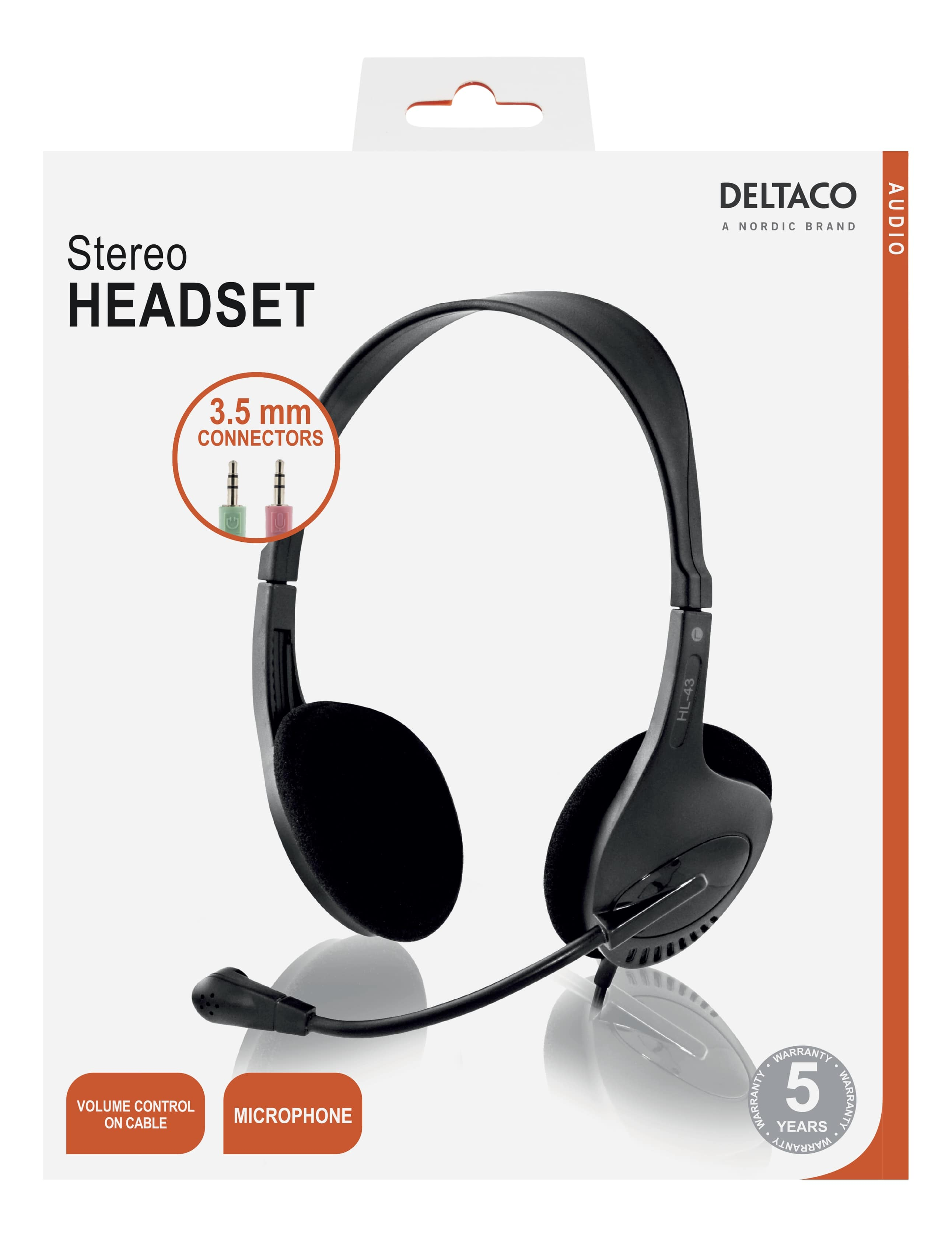 Auriculares estéreo negros en una caja. Cuenta con un micrófono y control de volumen. La caja es blanca y gris.