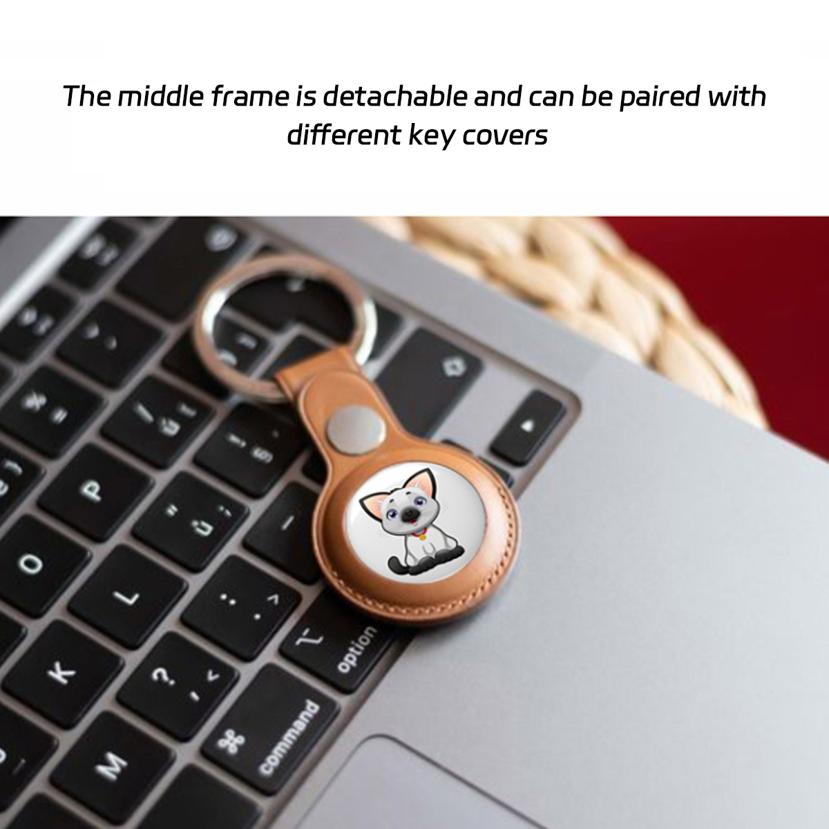 Ein kreisförmiger Schlüsselanhänger mit Hundegrafik liegt auf einer Laptop-Tastatur.