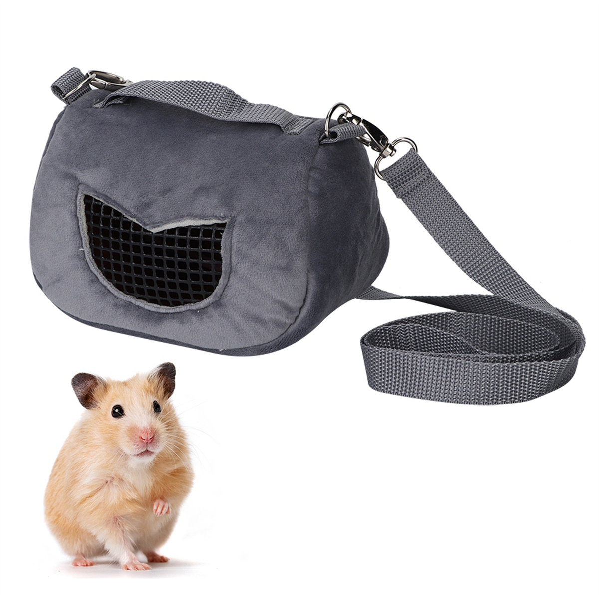 Ein Hamster sitzt neben einer grauen Plüsch-Tragetasche mit einem Netzfenster und Schultergurt.