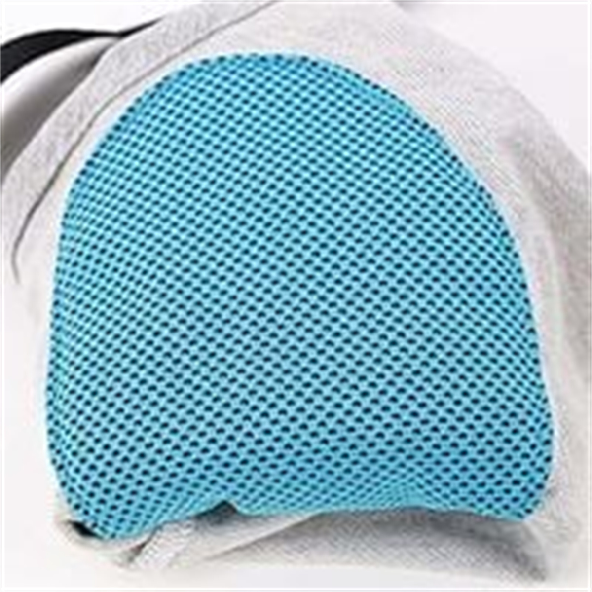 Ein blaues Mesh-Pad auf einem grauen Hemd. Das Pad kühlt.