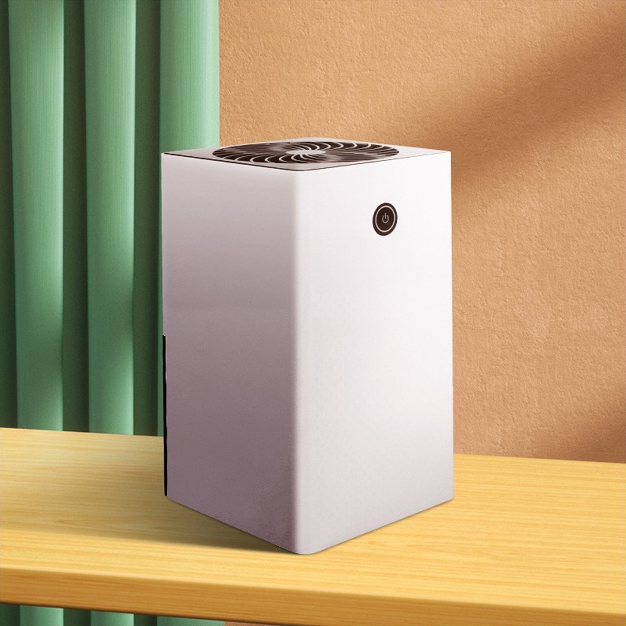 Ein weißer Luftreiniger mit Power-Taste steht auf einem Holztisch. Dahinter ein grüner Vorhang.