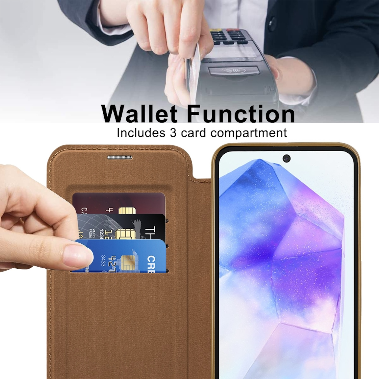 Una funda de teléfono marrón con tarjetas de crédito dentro. Una persona sostiene un teléfono.