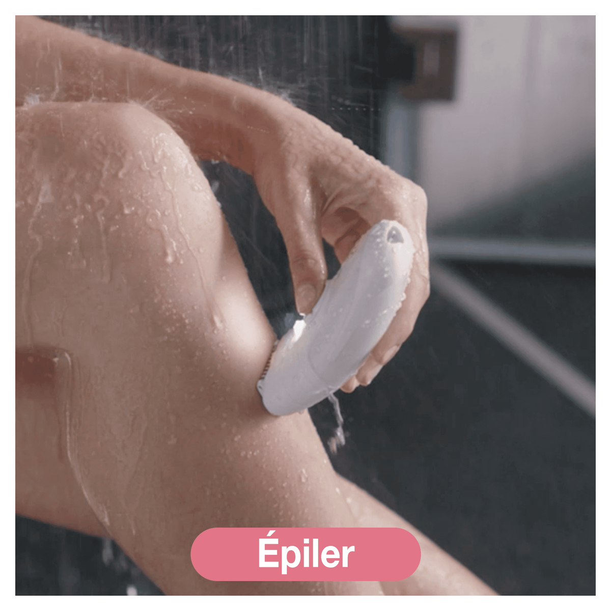 Donna che usa un'epilatore sulla gamba sotto la doccia. Sovrapposizione di testo rosa.