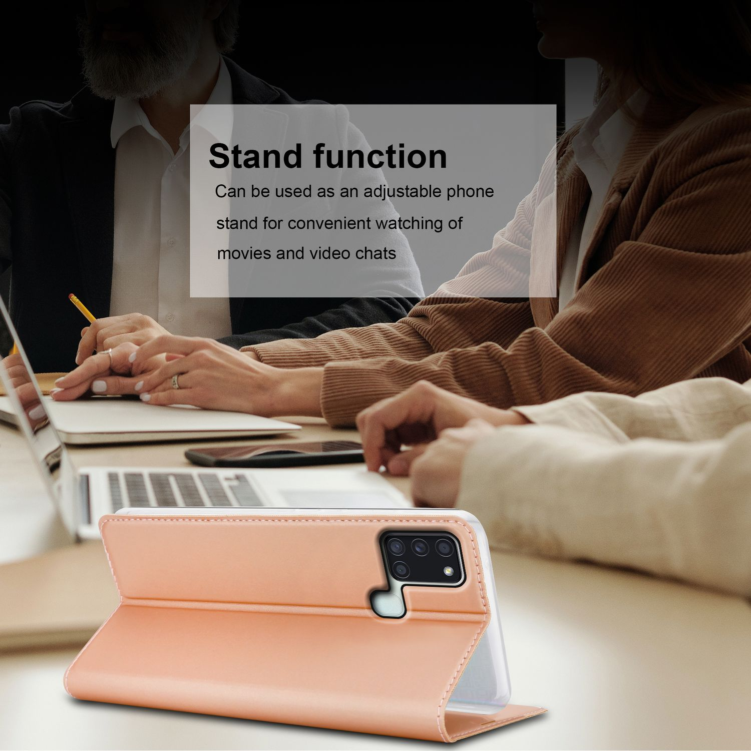 Una custodia per telefono con funzione di supporto, con persone e un laptop sullo sfondo.
