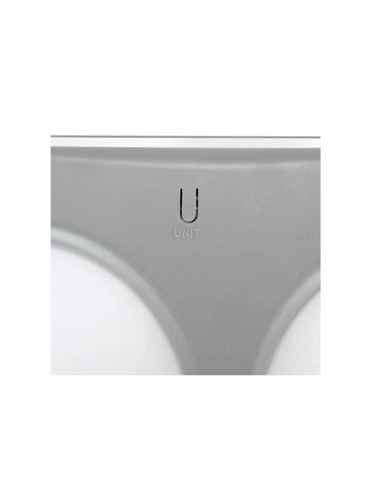 Zbliżenie na szarą plastikową część z literą „U” i napisem „UNIT”.