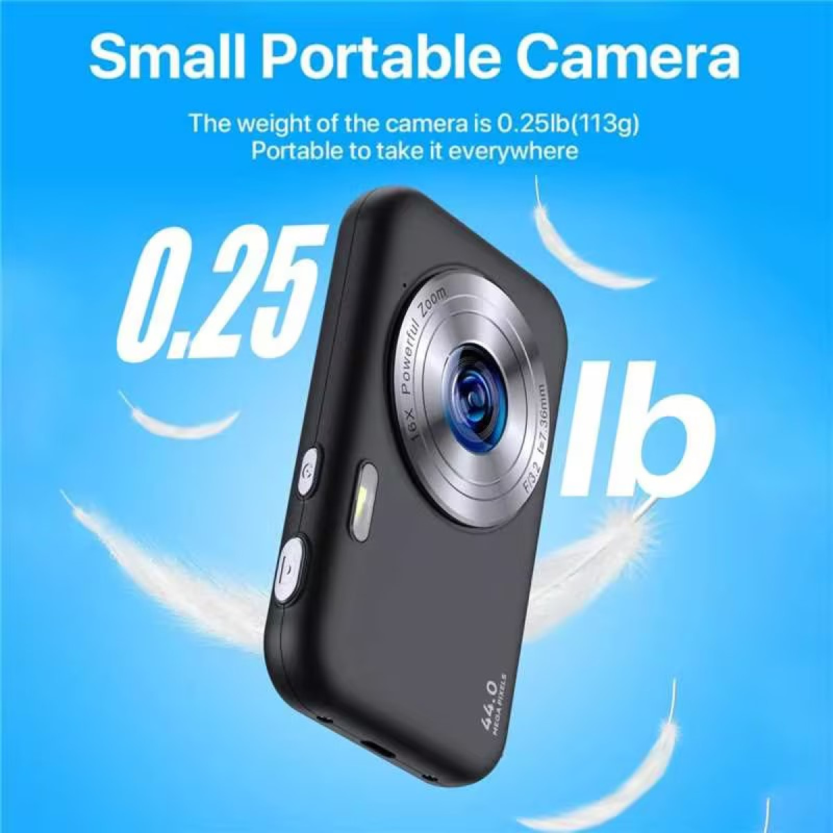 Mały czarny aparat, tekst o wadze, z białymi piórami na niebieskim tle.