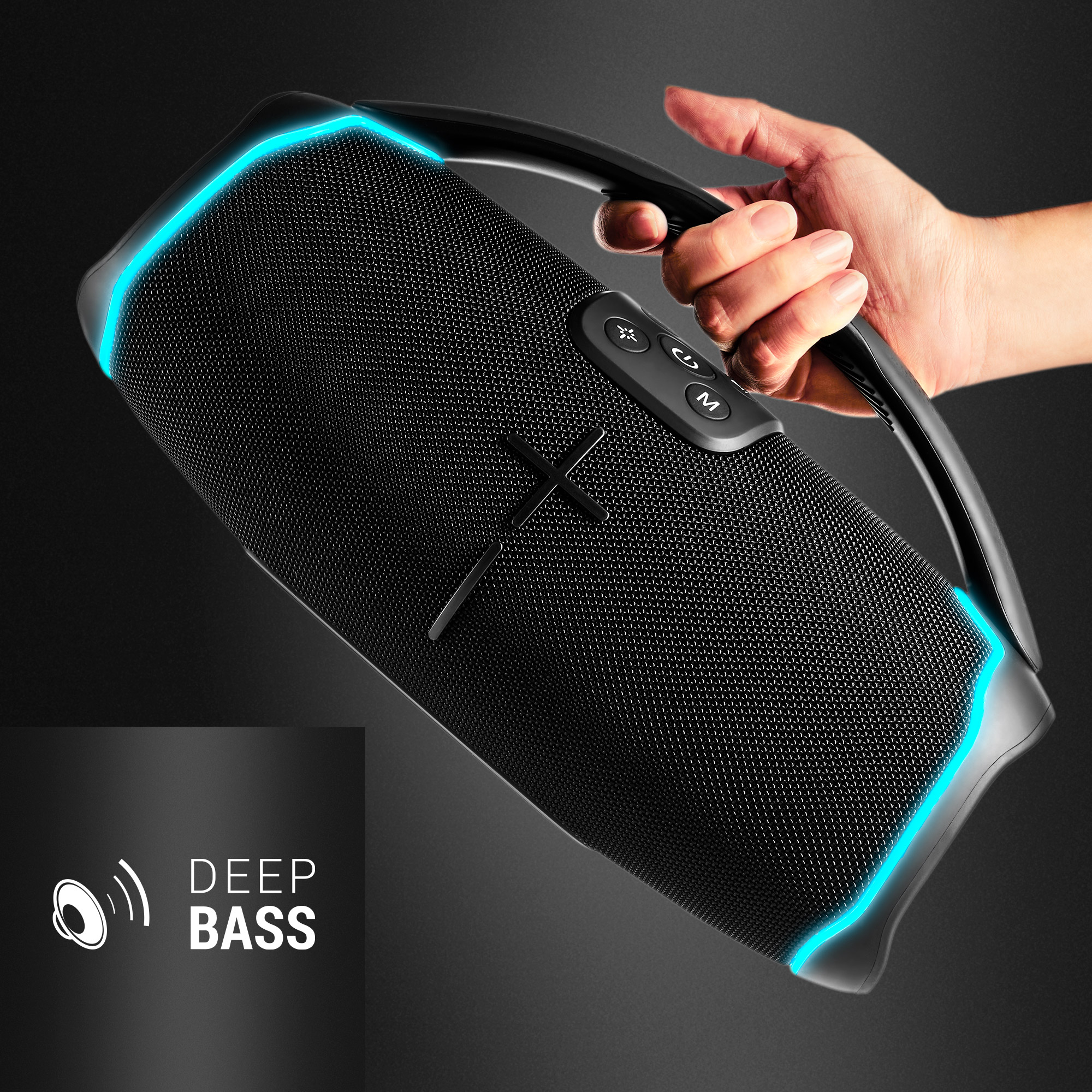 Un altavoz negro con luces azules. Tiene un asa y una mano sosteniéndolo. El texto dice Deep Bass.