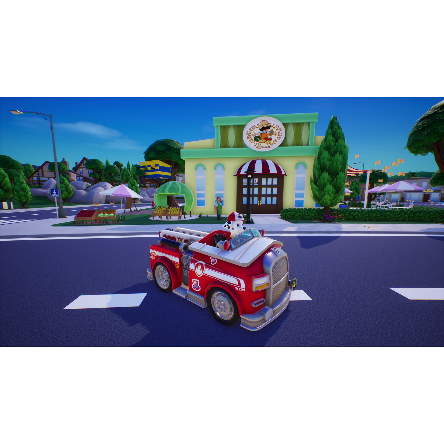 PAW Patrol-truck in actie. Een rood-witte truck met Marshall, rijdend op een weg in een stadsscène.