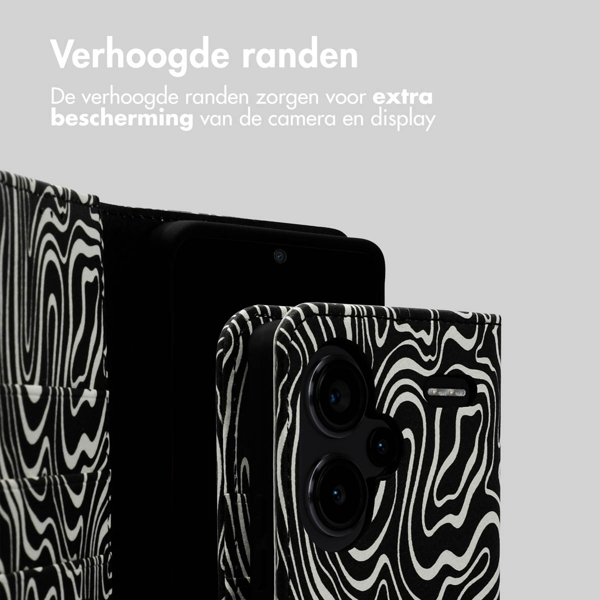 Een close-up van een telefoonhoesje met een zwart-wit golvend patroon. De hoes beschermt de camera.