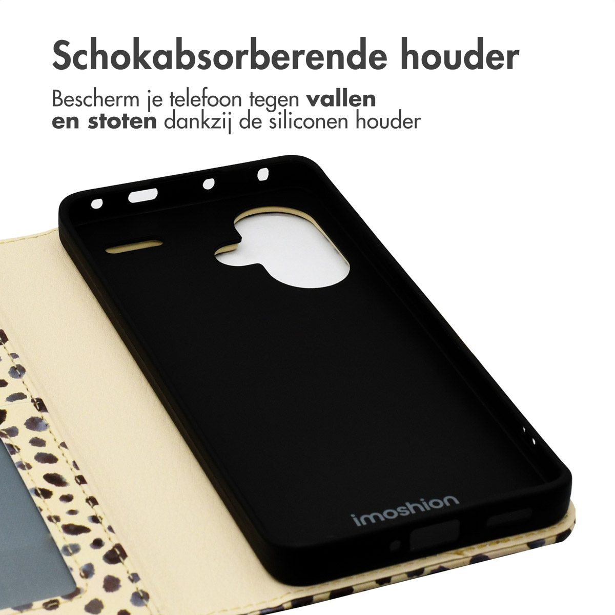 Binnenkant van een telefoonhoesje met dalmatiërprint met een zwarte telefoonhouder. De merknaam is zichtbaar.