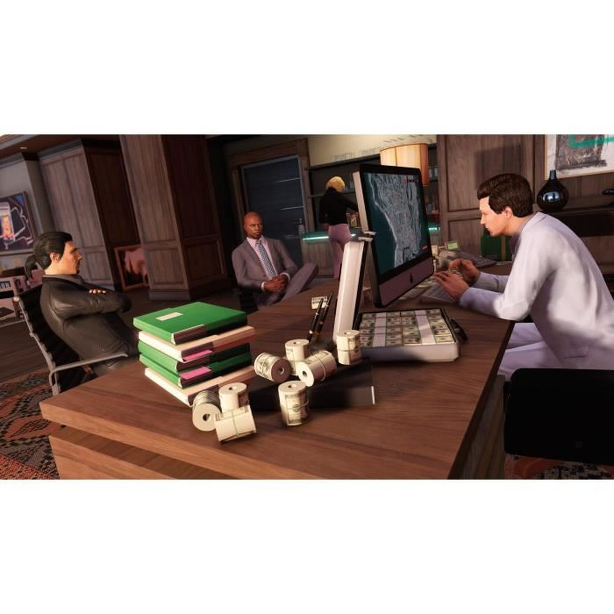 Mężczyźni w biurze, jeden używa komputera, pieniądze na biurku i stosy papierów.