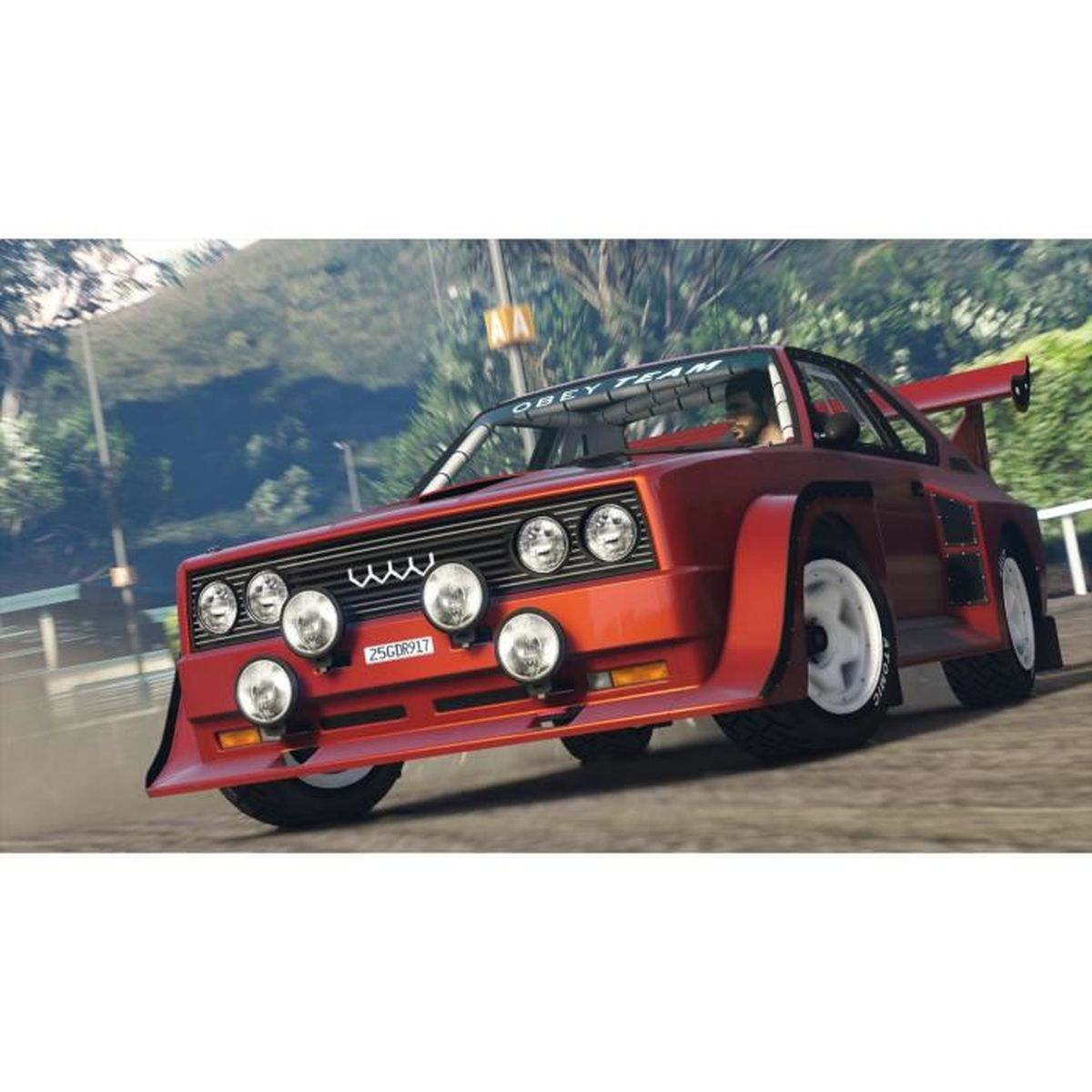 Czerwony samochód rajdowy jadący szybko po torze. Samochód ma wiele świateł, spojler i kierowcę.