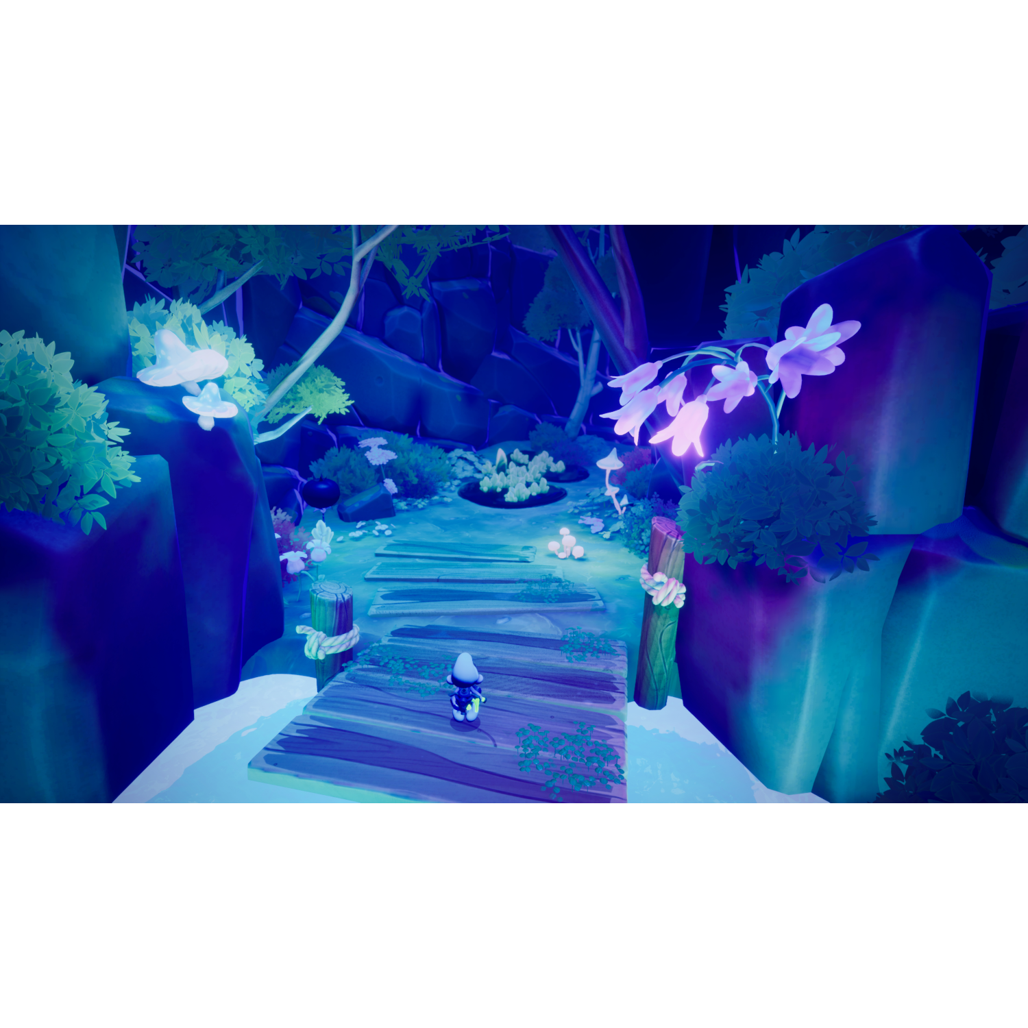 Een Smurf die over een houten brug loopt in een fantasiebos met oplichtende paddenstoelen en bloemen.