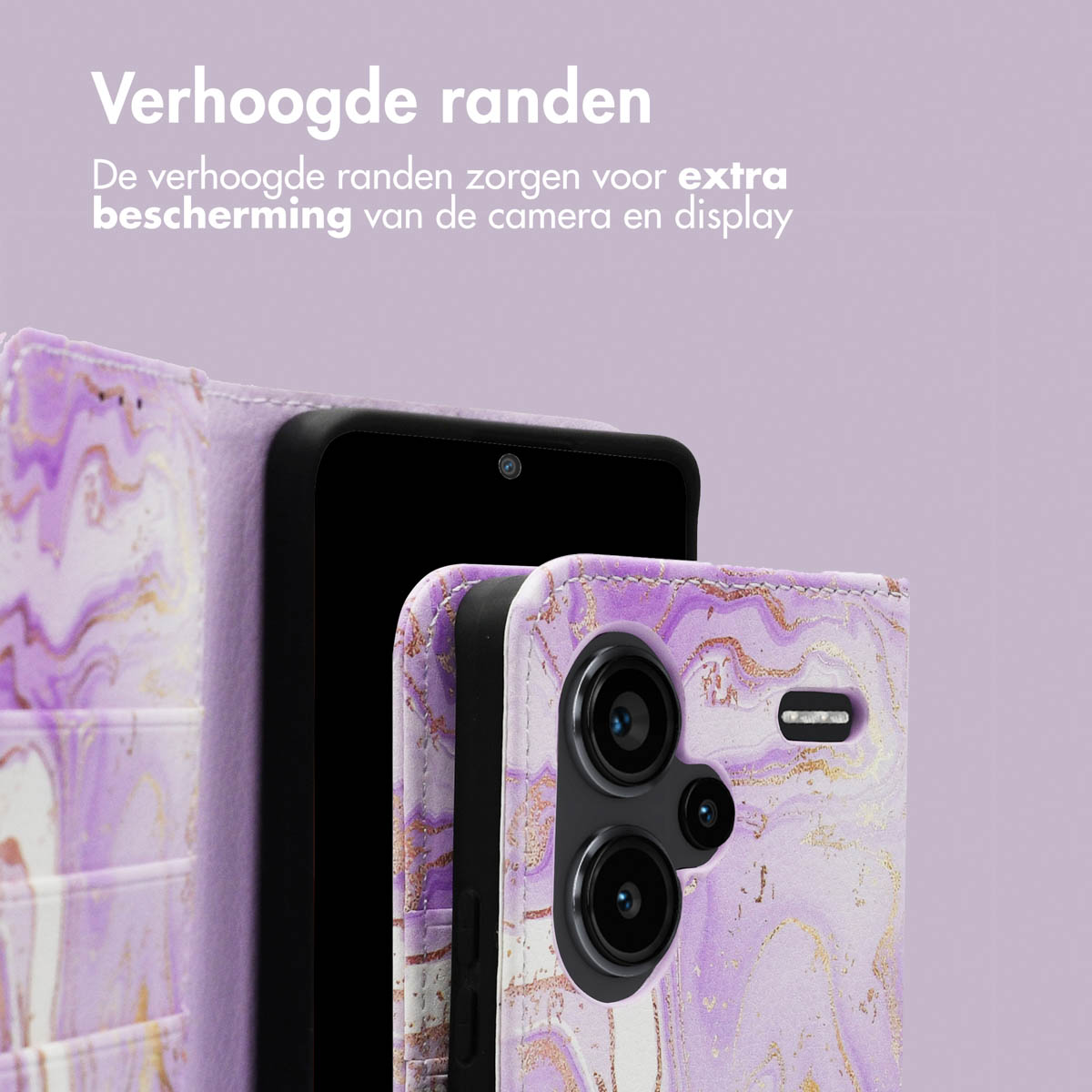 Gros plan sur l'étui du téléphone. Un téléphone est inséré, l'étui a un design en marbre et des bords surélevés.