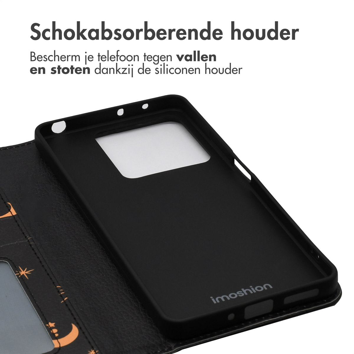 Een telefoonhoesje, open, zwart van binnen, zwart bloemmotief aan de buitenkant met de merknaam onderaan.