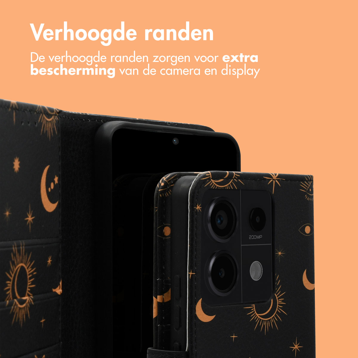 Zwarte telefoonhoes met gouden maan- en sterrenontwerp, een telefoon en oranje achtergrond.