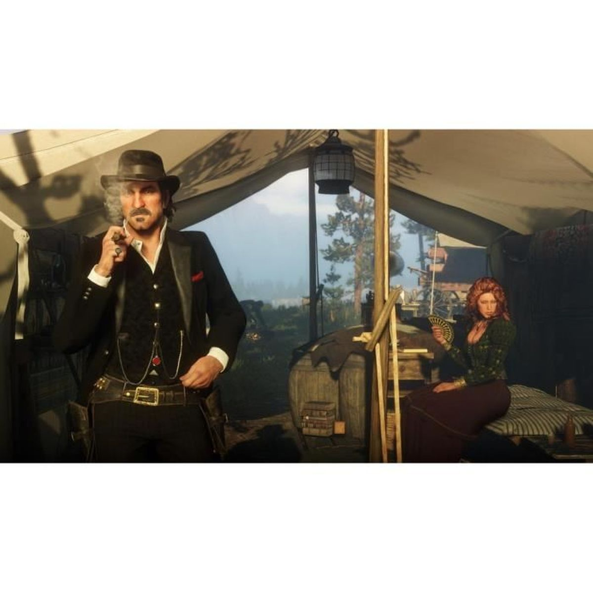 Mężczyzna w kapeluszu palący cygaro. Stoi w pobliżu namiotu z siedzącą kobietą wachlującą się.