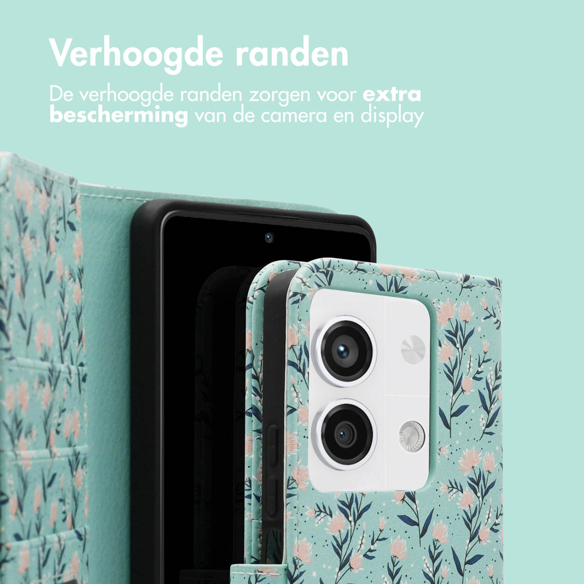 Telefoon in hoesje met bloemenpatroon. Telefooncamera zichtbaar. Hoesje op lichtblauwe achtergrond.