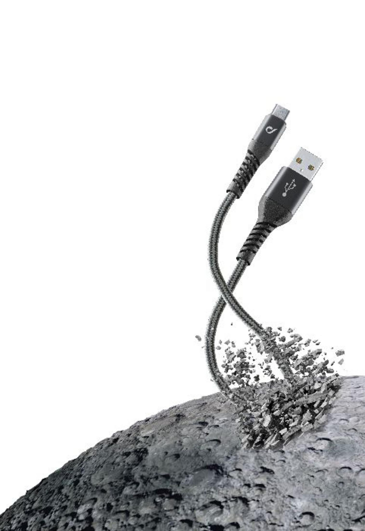 Cable USB a USB-C. La parte inferior está incrustada en una estructura de piedra. Fondo blanco.