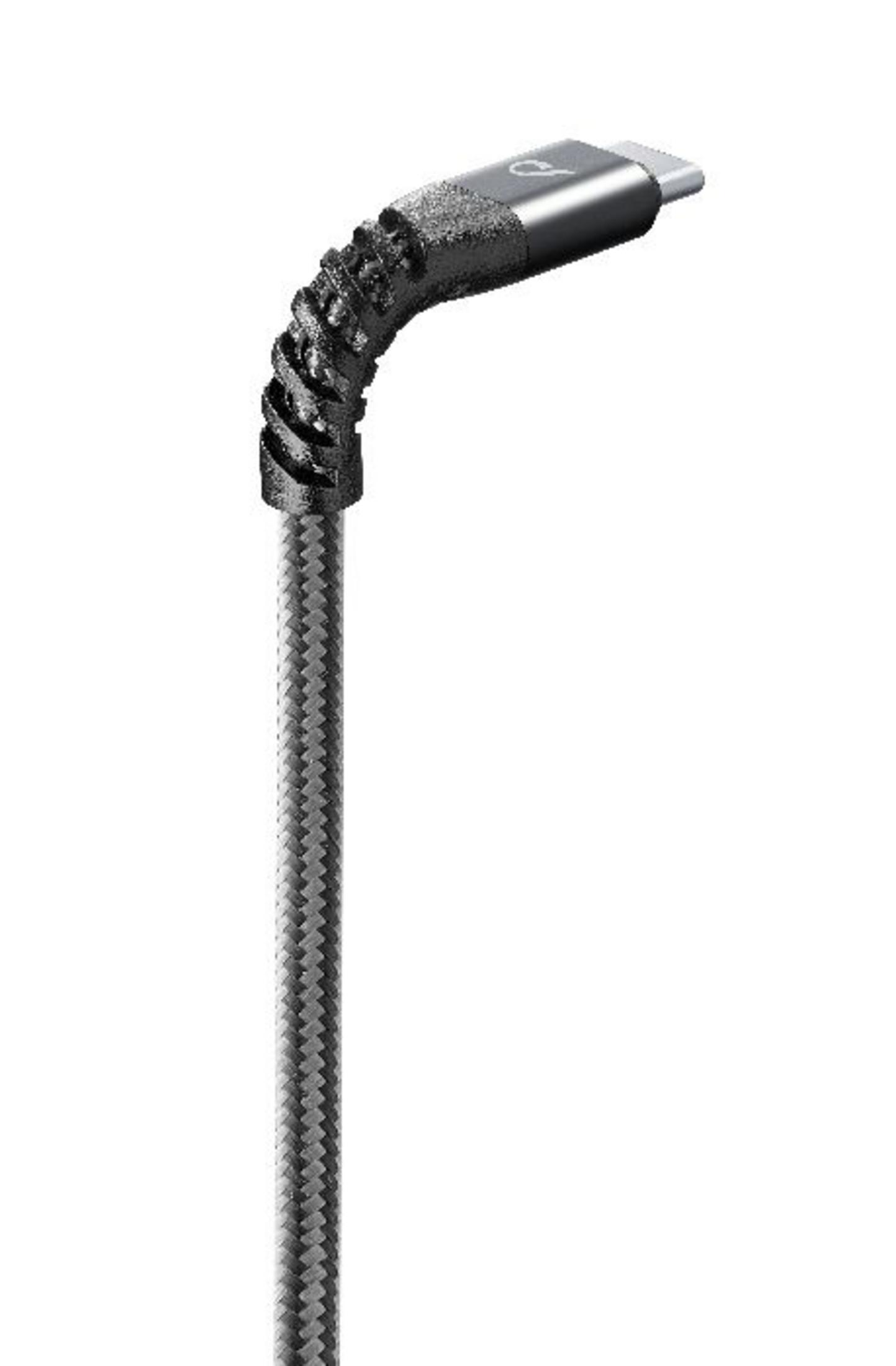 Un cable de carga gris y negro. Tiene un diseño curvo y una punta plateada.
