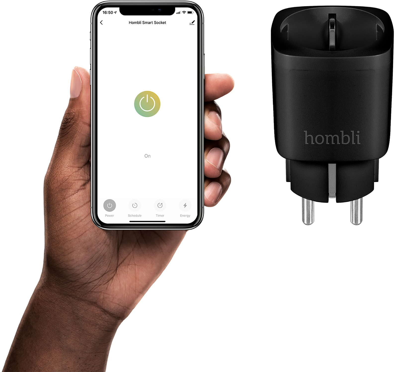 Hand, die ein Telefon hält, das eine Hombl Smart Socket App anzeigt. Rechts ist eine schwarze Smart Socket.