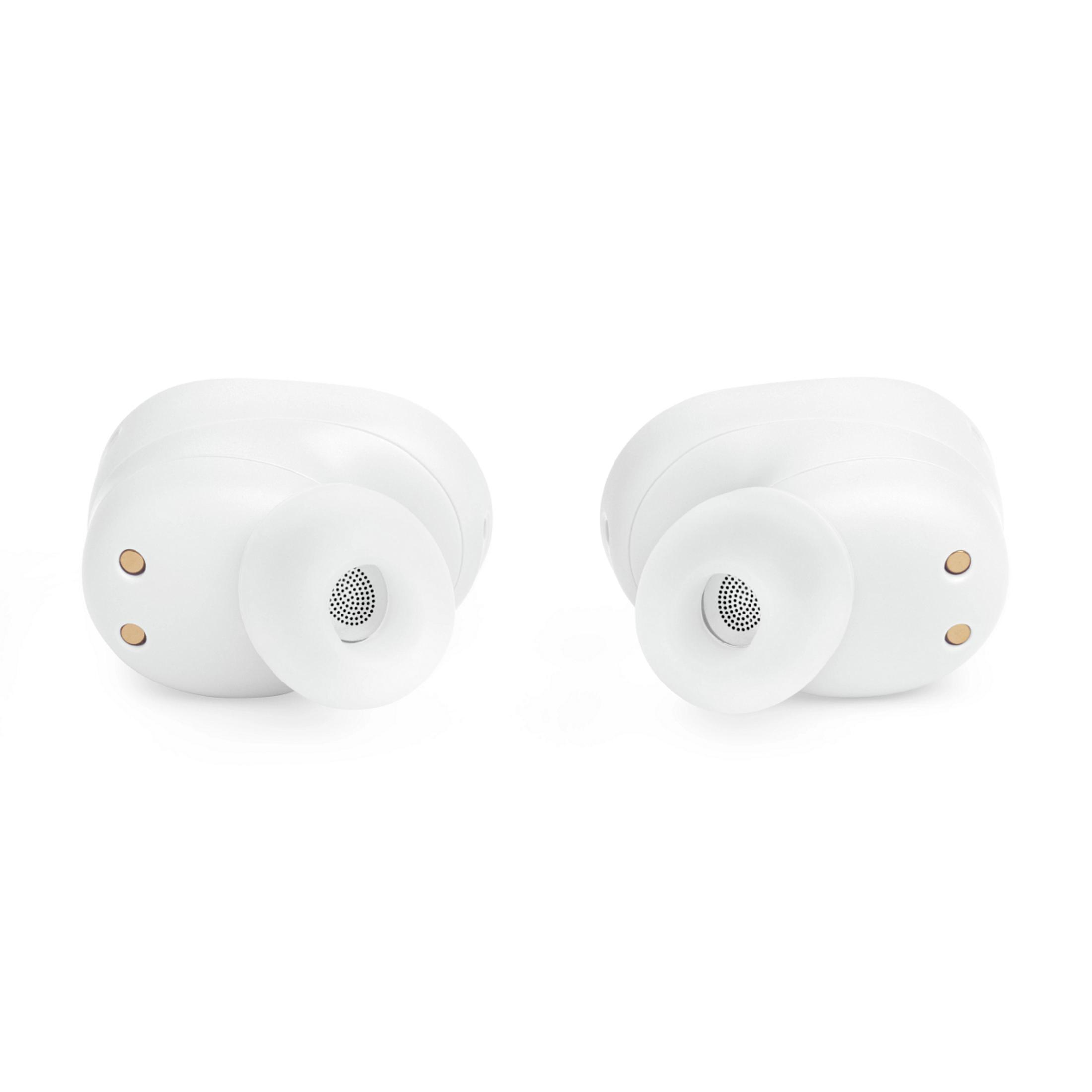 Dwie białe bezprzewodowe słuchawki. Każda ma złoty akcent i otwór na mikrofon.