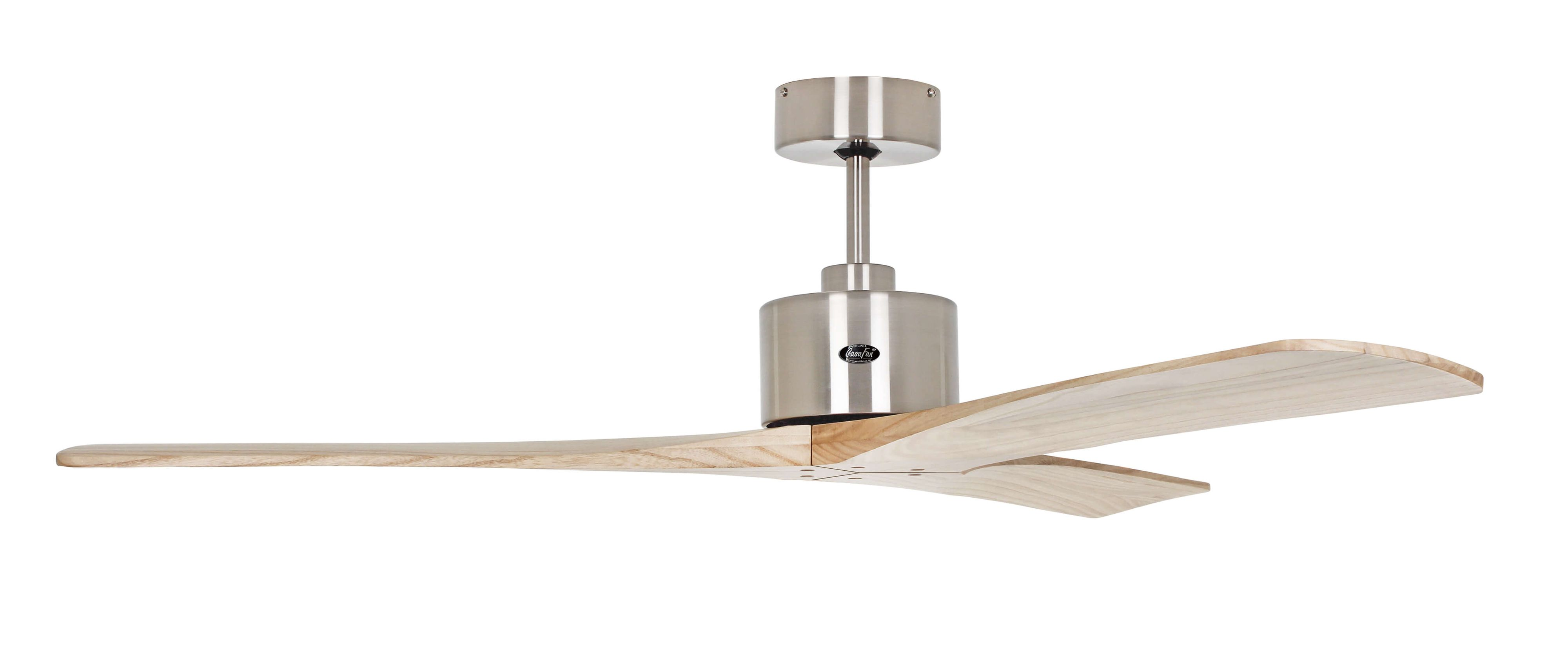Ventilatore a soffitto con tre pale di colore chiaro e un alloggiamento motore argentato. Il ventilatore è montato su un soffitto bianco.