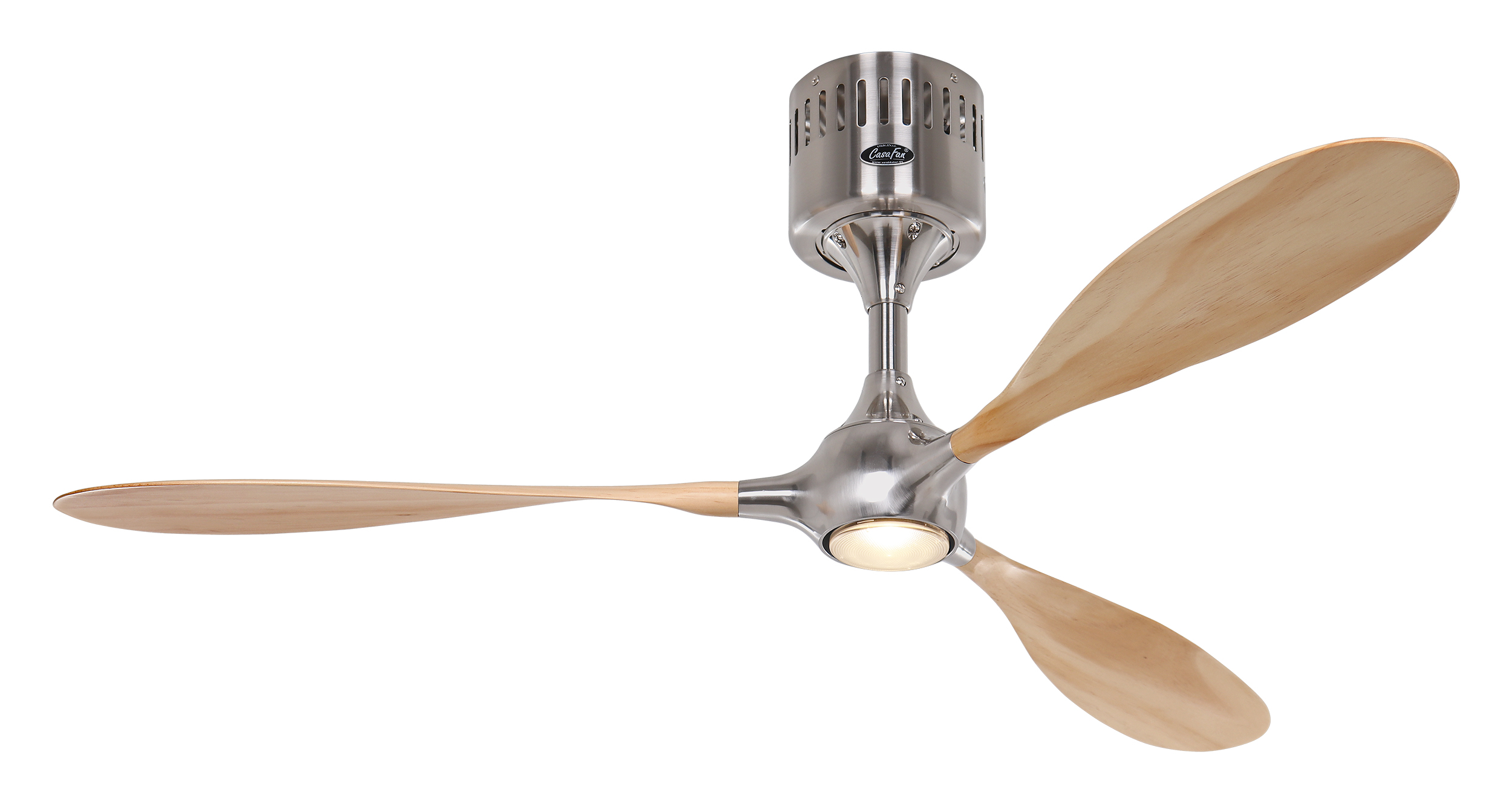 Un ventilatore a soffitto con tre pale in legno e finitura cromata. L'alloggiamento del motore è cilindrico.