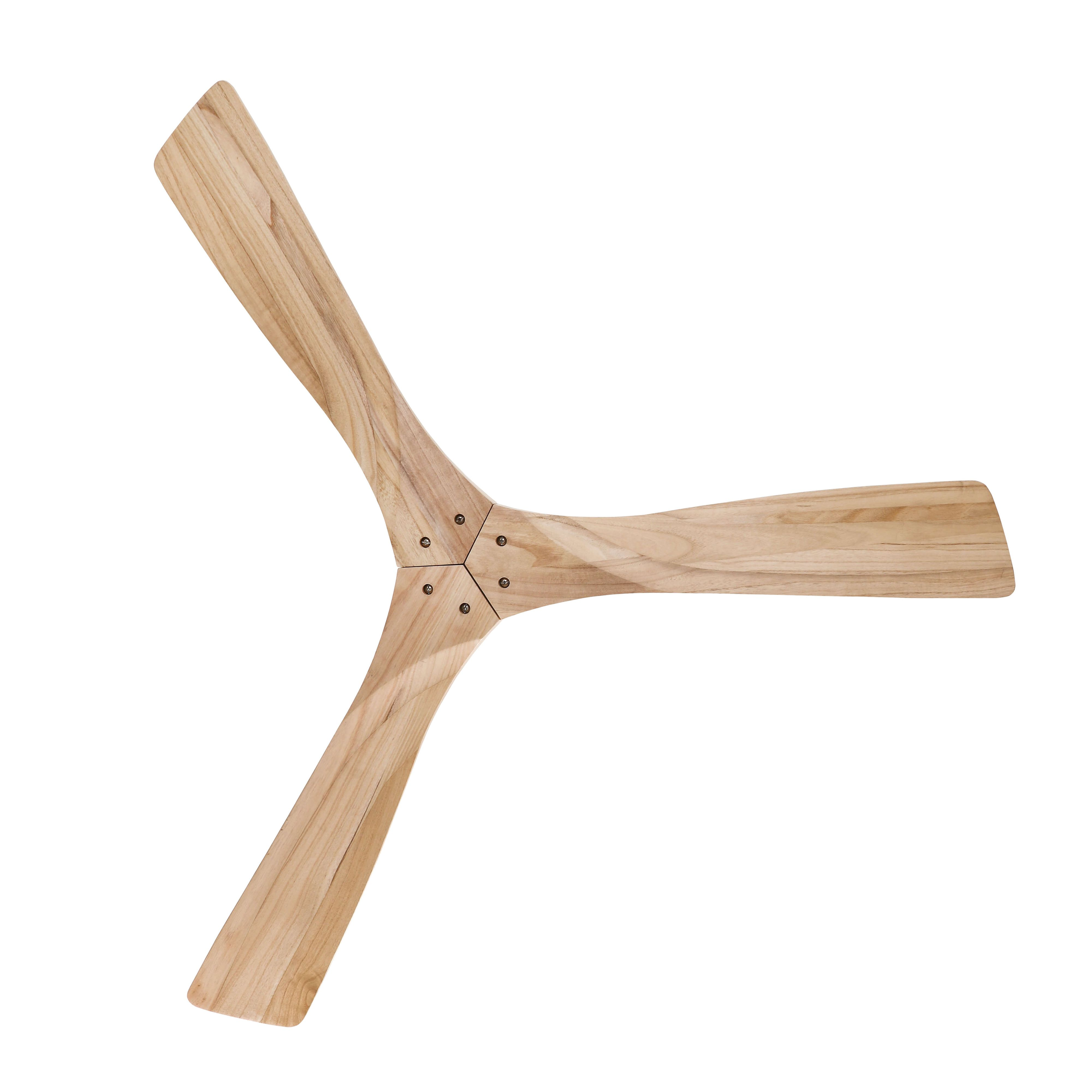 Un ventilatore da soffitto con tre pale in legno, su sfondo bianco. Le pale hanno una forma curva.