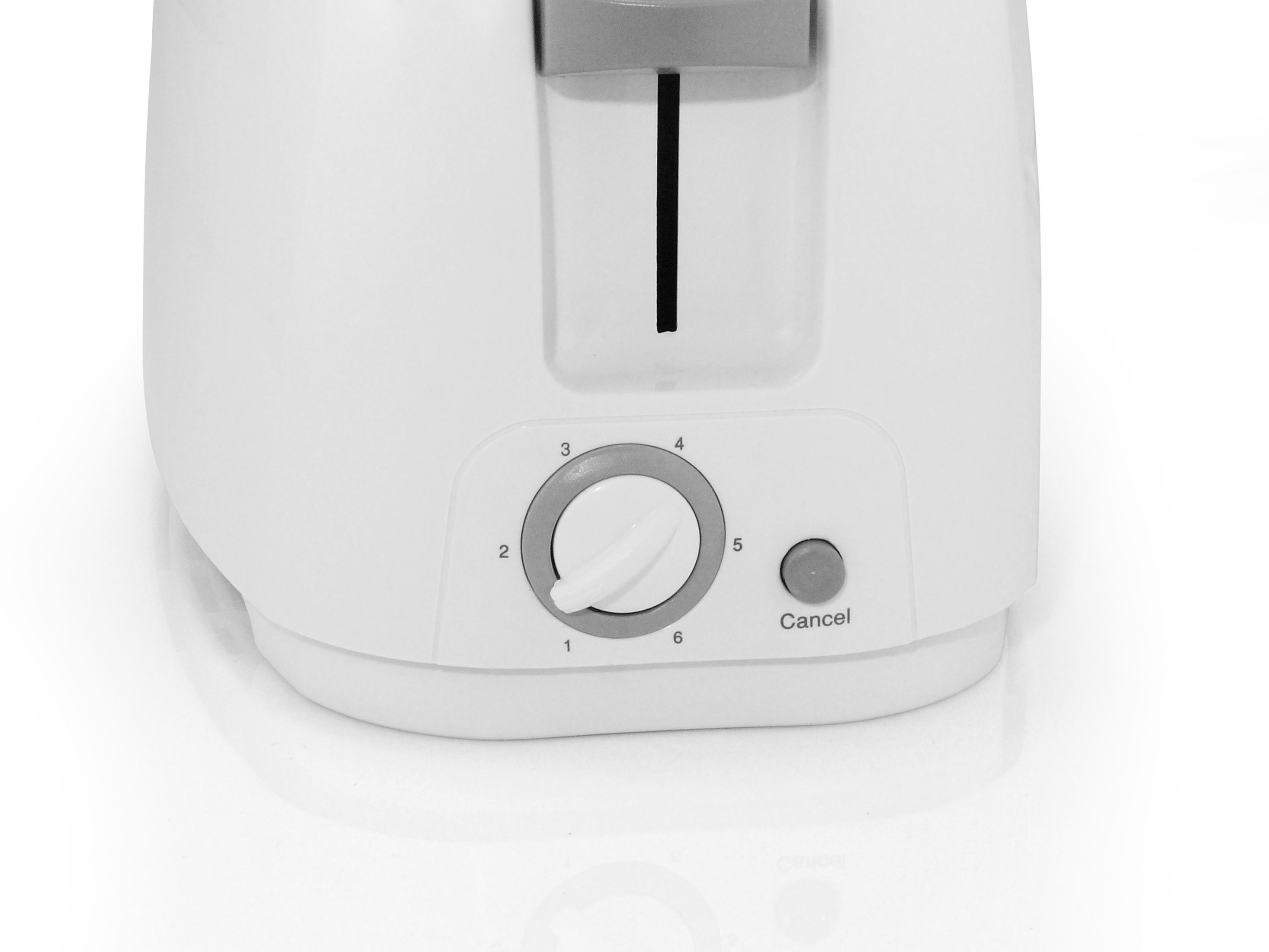 Biały toster z pokrętłem i przyciskiem anulowania na białej powierzchni.